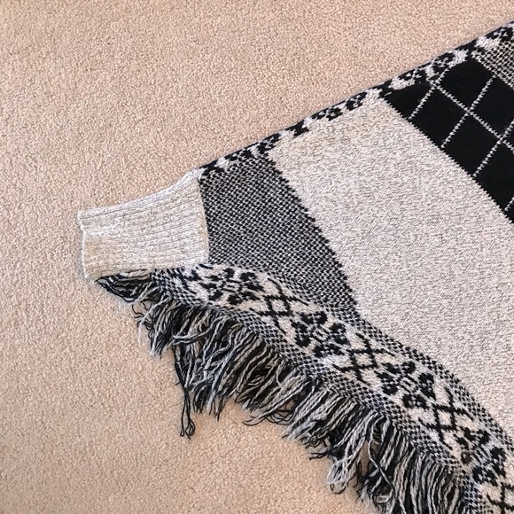 Yaira Sweater Poncho Womens Small Medium Black Oatmeal Fringe Dark Academia - Picture 9 of 10